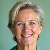 Smiling portrait of Linda, who successfully reversed pre-diabetes.